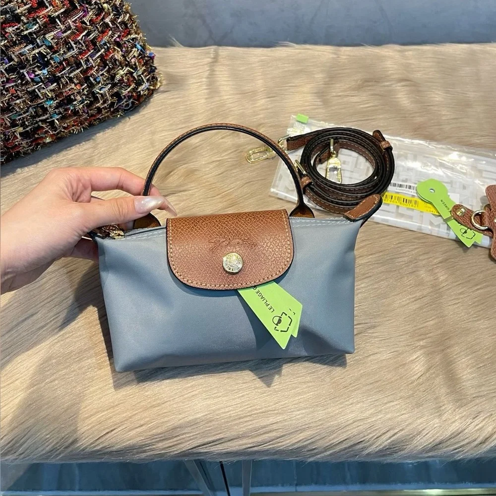 Longchamp crossbody bag
Size: 17*10 cm - Picture 2 of 6